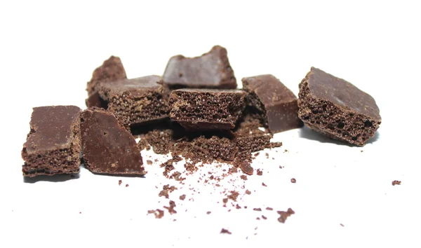 Złamany batonik czekoladowy na białym tle — Zdjęcie stockowe