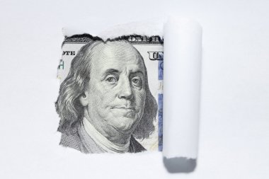 yüz dolar yırtık beyaz kağıt üzerinden.