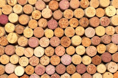 Şarap mantarları kırmızı şaraptan, şarap mantarları beyaz şaraptan, diğer mantarlardan ve kullanılmış mantarlardan.