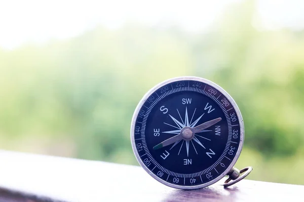 Boussole Ronde Sur Fond Naturel Comme Symbole Tourisme Avec Boussole — Photo