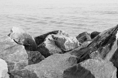 Siyah beyaz fotoğraf, siyah beyaz eski siyah beyaz fotograf tarzında siyah beyaz arkaplanda güzel ıslak taşlar.