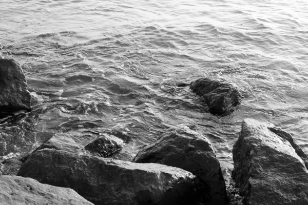 Siyah beyaz fotoğraf, siyah beyaz eski siyah beyaz fotograf tarzında siyah beyaz arkaplanda güzel ıslak taşlar.