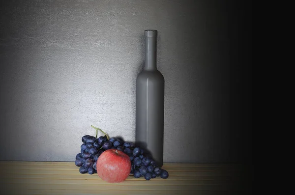 美しい現代の静物ワインボトル 赤リンゴと灰色の背景に青ブドウの束 — ストック写真