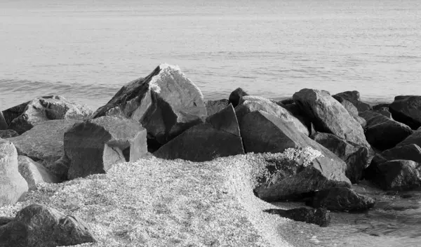 Чорно Біле Фото Красивими Мокрими Камінцями Чорно Білому Тлі Стилі — стокове фото
