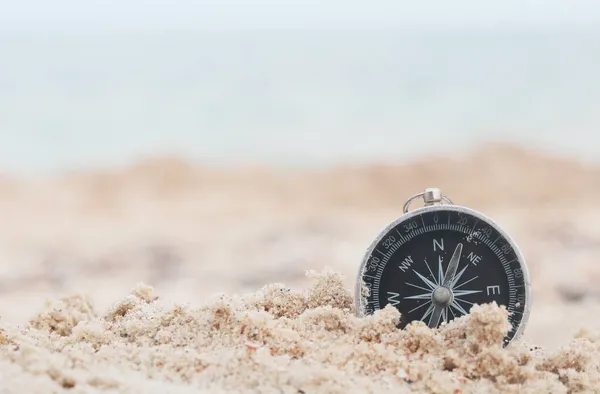 나침반 관광의 상징으로 해변에 전형적 나침반 나침반 활동을 — 스톡 사진