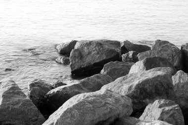 Siyah beyaz fotoğraf, siyah beyaz eski siyah beyaz fotograf tarzında siyah beyaz arkaplanda güzel ıslak taşlar.