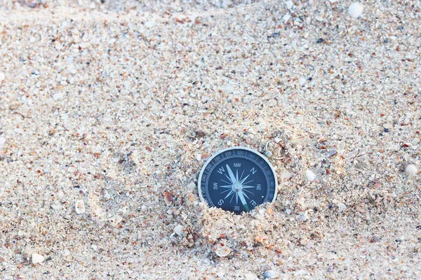 나침반 관광의 상징으로 해변에 전형적 나침반 나침반 활동을 — 스톡 사진