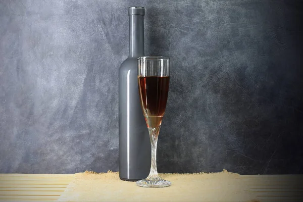 赤ワインとワインボトルを背景に赤ワインのガラスと美しい静物画は ワインのガラスとの快適なリラクゼーションの象徴として — ストック写真