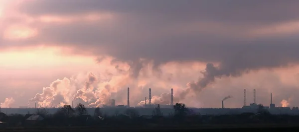 Industrianläggningar Förorenar Miljön Genom Industrirör Med Skadliga Kemiska Utsläpp Rök — Stockfoto