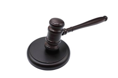 Yargıcın tokmağı beyaz arka planda, adaletin sembolü olarak tokmağı, tokmağı olan hukukun üstünlüğü ve tokmağı olan adaleti izole etti.