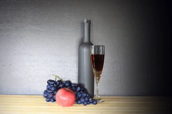 リンゴの隣のワインボトルの近くの赤ワインのガラスと灰色の背景のブドウの束 — ストック写真