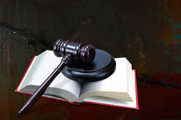 Ξύλινη Δικαστής Gavel Και Κόκκινο Βιβλίο Για Αγκαθωτό Σύρμα Φόντο — Φωτογραφία Αρχείου