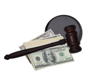 Tahta tokmak ve beyaz arka planda izole edilmiş Amerikan dolarlarıyla soyut bir fotoğraf. Hukukun üstünlüğünün sembolü olarak yargıç tokmağı, hakimin tokmağı ve Udge 'un tokmağıyla adalet.