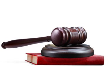 Ahşap tokmak ve kırmızı arkaplan kodlu kırmızı kitaplı soyut fotoğraf hakimin tokmağı, hakimin tokmağı ve Udge 'un tokmağıyla hukukun gücü ile adaletin sembolü olarak hukukun üstünlüğünün sembolü.