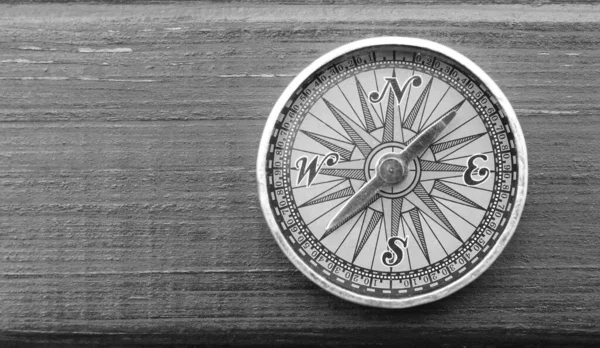Svart Och Vitt Foto Rund Kompass Som Symbol För Turism — Stockfoto