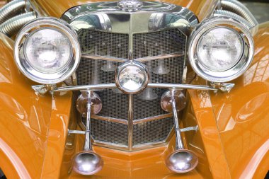 Eski güzel yolcu vagonunun önünde.