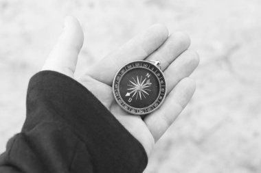 Pusula ile turizmin, pusula ile seyahat etmenin ve pusula ile açık hava aktivitelerinin sembolü olarak, doğal arka planda eski klasik navigasyon pusulası bulunmakta