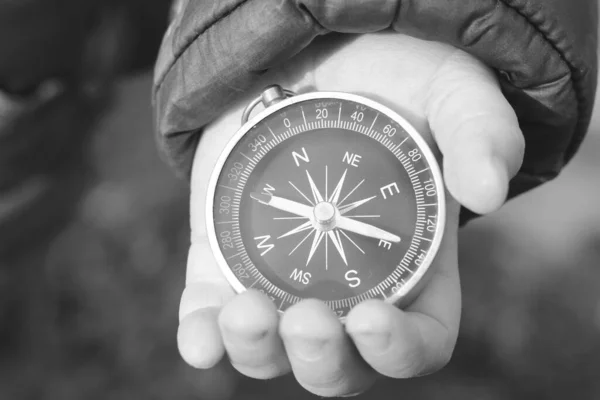 Starý Klasický Navigační Kompas Ruce Přírodním Pozadí Jako Symbol Cestovního — Stock fotografie