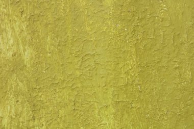 Eski, pürüzlü bir yüzeyi olan eski sarı boyalı, eski ve pürüzlü sarı bir yüzey üzerinde çizgiler ve pürüzlü sarı boya.