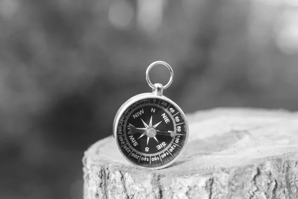 Czarno Białe Zdjęcie Okrągłego Kompasu Jako Symbolu Turystyki Kompasem Podróży — Zdjęcie stockowe