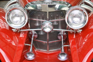 Eski güzel yolcu vagonunun önünde.