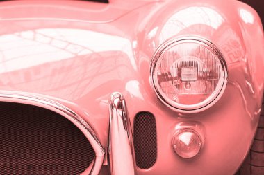 Eski güzel yolcu vagonunun önünde.