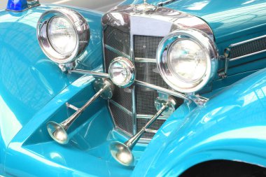 Eski güzel yolcu vagonunun önünde.