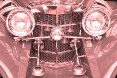 Araba fuarında ya da araba galerisinde klasik bir örnek olarak eski model güzel yolcu vagonunun önünde.