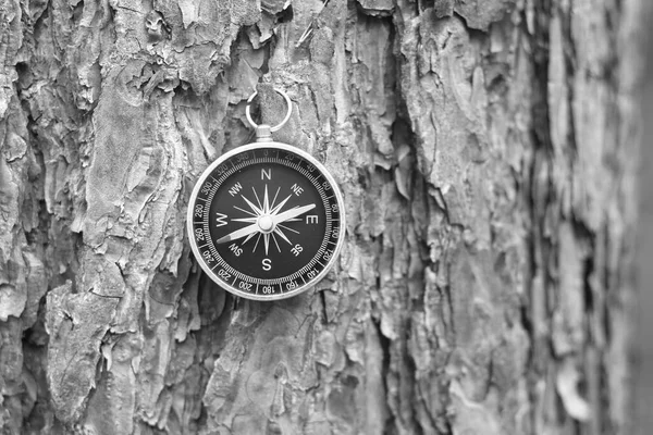 Czarno Białe Zdjęcie Okrągłego Kompasu Jako Symbolu Turystyki Kompasem Podróży — Zdjęcie stockowe