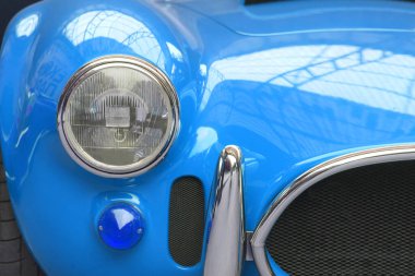 Eski güzel yolcu vagonunun önünde.