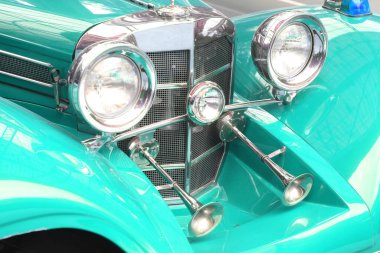 Eski güzel yolcu vagonunun önünde.