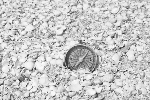 Černobílá Fotografie Kulatého Kompasu Jako Symbol Cestovního Ruchu Kompasem Cestování — Stock fotografie