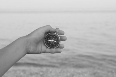 Pusula ile turizmin, pusula ile seyahat etmenin ve pusula ile açık hava aktivitelerinin sembolü olarak, doğal arka planda eski klasik navigasyon pusulası bulunmakta