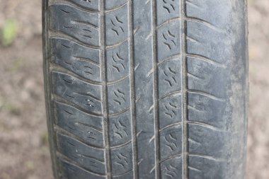 Yaz lastiği, kış lastiklerini yeni yaz lastikleriyle değiştirmenin ya da kullanılmış yaz lastiklerinin sembolüdür.