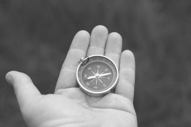 Pusula ile turizmin, pusula ile seyahat etmenin ve pusula ile açık hava aktivitelerinin sembolü olarak, doğal arka planda eski klasik navigasyon pusulası bulunmakta