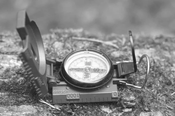 Černobílá Fotografie Kulatého Kompasu Jako Symbol Cestovního Ruchu Kompasem Cestování — Stock fotografie