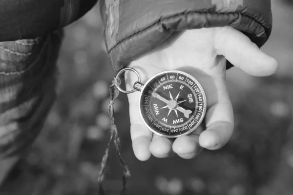 Ancienne Boussole Navigation Classique Main Sur Fond Naturel Comme Symbole — Photo