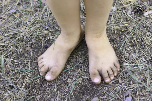 Ноги Дитини Влітку Землі Взуття Ногах Символ Безтурботного Щасливого Дитинства — стокове фото