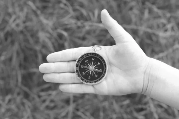 Stary Klasyczny Kompas Nawigacyjny Ręku Naturalnym Tle Jako Symbol Turystyki — Zdjęcie stockowe