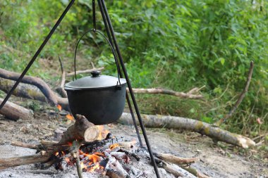 ormandan ahşap ile iyi havalarda yaz aylarında demir pot yangın açık havada lezzetli lezzetli yemek yemek
