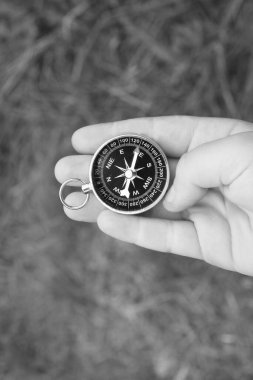 Pusula ile turizmin, pusula ile seyahat etmenin ve pusula ile açık hava aktivitelerinin sembolü olarak, doğal arka planda eski klasik navigasyon pusulası bulunmakta