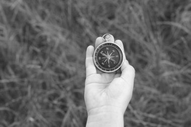Pusula ile turizmin, pusula ile seyahat etmenin ve pusula ile açık hava aktivitelerinin sembolü olarak, doğal arka planda eski klasik navigasyon pusulası bulunmakta
