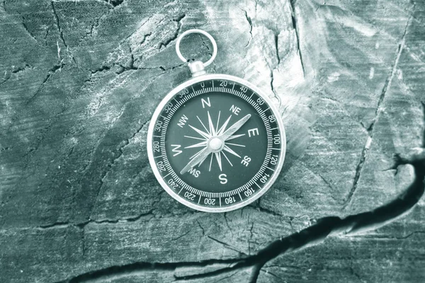 Okrągły Kompas Naturalnym Tle Jako Symbol Turystyki Kompasem Podróże Kompasem — Zdjęcie stockowe