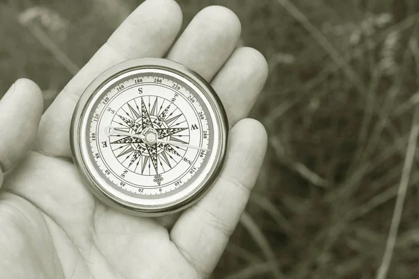 Gammal Klassisk Navigering Kompass Handen Naturlig Bakgrund Som Symbol För — Stockfoto