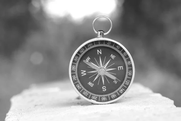 Okrągły Kompas Naturalnym Tle Jako Symbol Turystyki Kompasem Podróży Kompasem — Zdjęcie stockowe