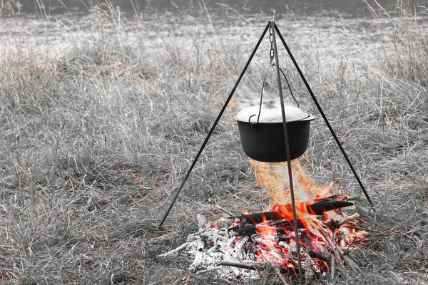 Cozinhar Deliciosa Comida Saborosa Livre Fogo Panela Ferro Verão Bom — Fotografia de Stock