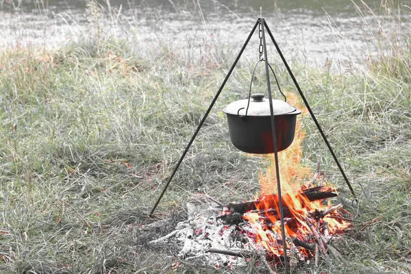 Cozinhar Deliciosa Comida Saborosa Livre Fogo Panela Ferro Verão Bom — Fotografia de Stock