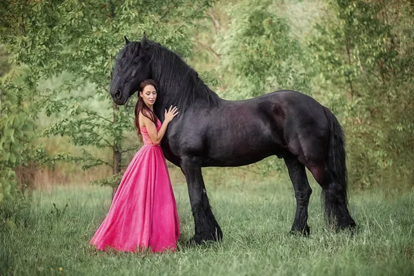 Красивая Длинноволосая Девушка Платье Рядом Черной Лошадью — стоковое фото