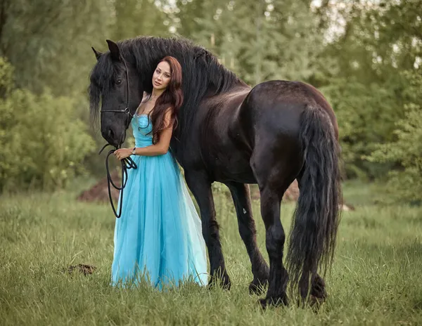 Krásná Dlouhosrstá Dívka Šatech Vedle Černého Koně — Stock fotografie