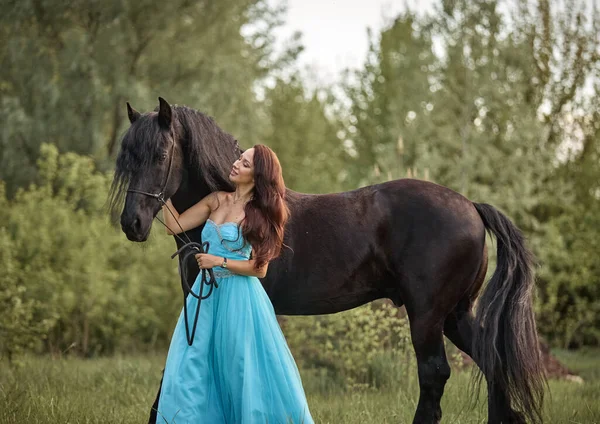 Schöne Langhaarige Mädchen Einem Kleid Neben Einem Schwarzen Pferd — Stockfoto